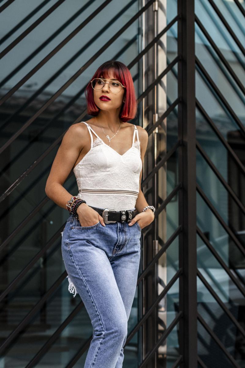 Body blanco de encaje y jeans