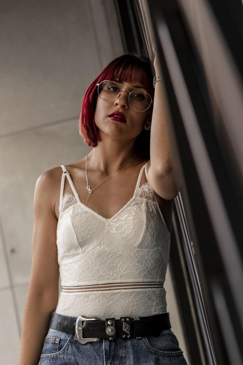 Body blanco de encaje y jeans