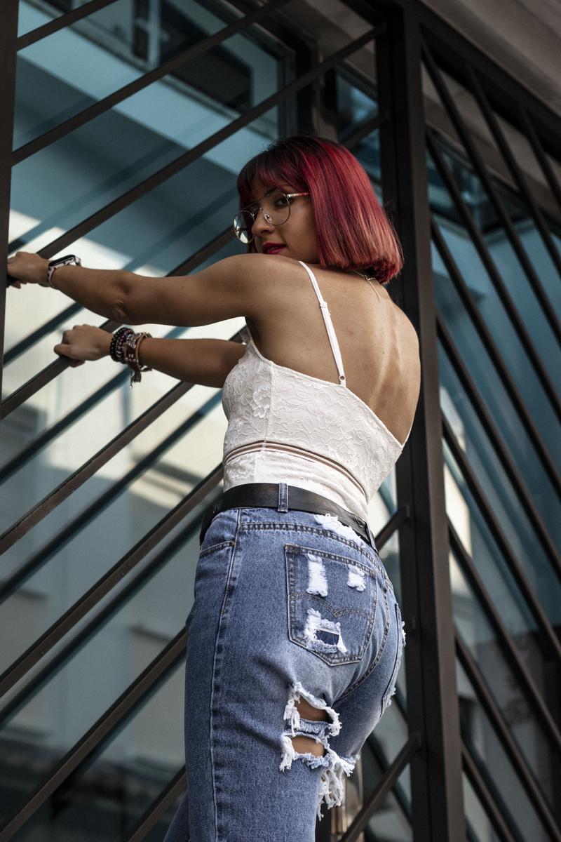 Body blanco de encaje y jeans