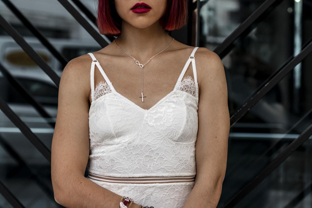 Body blanco de encaje y collar infinito