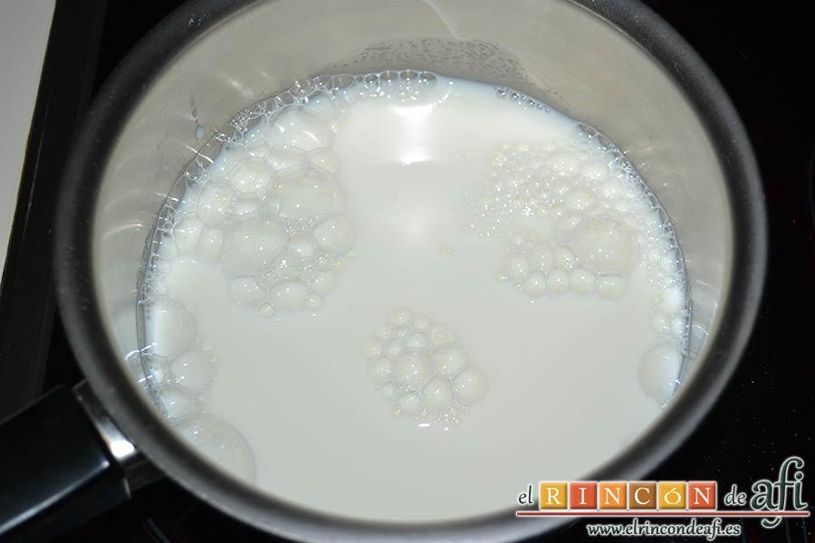Tarta de aceite de oliva y nectarinas, poner la leche y el azúcar en un cazo