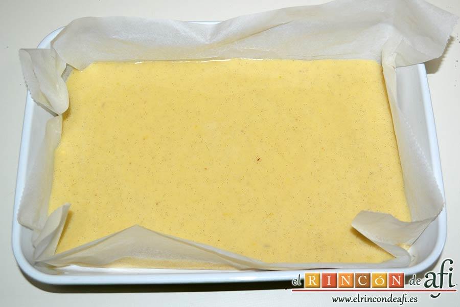 Tarta de aceite de oliva y nectarinas, forrar un molde con papel de horno y volcar la mezcla