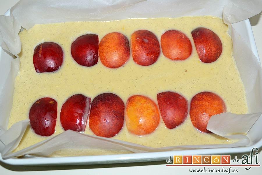 Tarta de aceite de oliva y nectarinas, partirlas en cuartos, retirarles la pipa y disponer los trozos sobre la masa