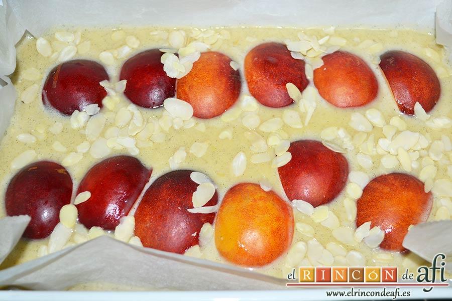 Tarta de aceite de oliva y nectarinas, espolvorear por encima las almendras laminadas