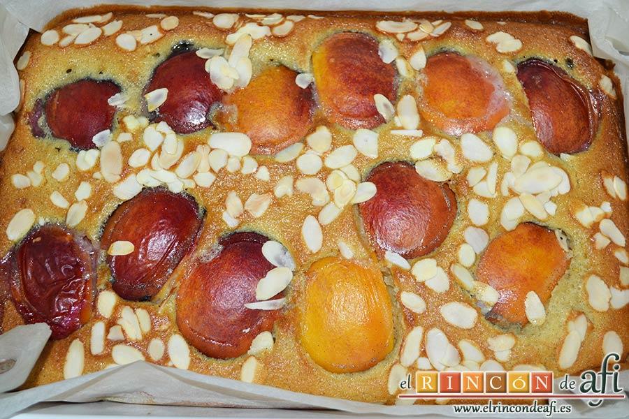 Tarta de aceite de oliva y nectarinas, hornear y comprobar con palito que está hecha