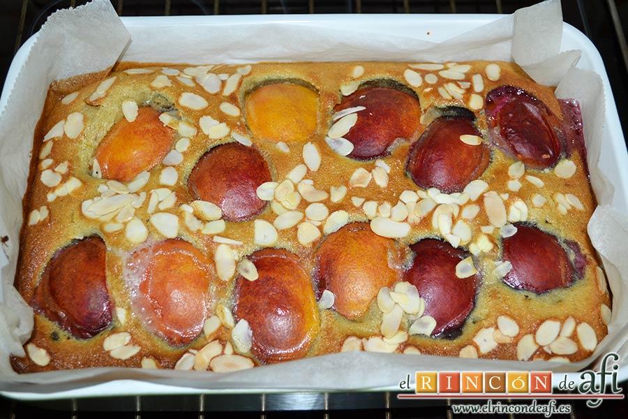 Tarta de aceite de oliva y nectarinas, dejar enfriar en rejilla antes de desmoldar