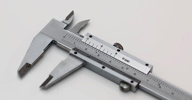 herramienta pie de rey para medir el grosor de un falo