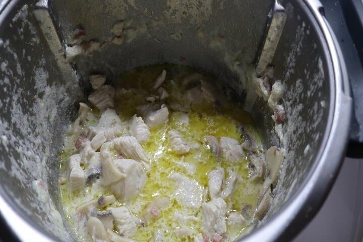 Filetes de pollo con nata (crema de leche) en el vaso Thermomix