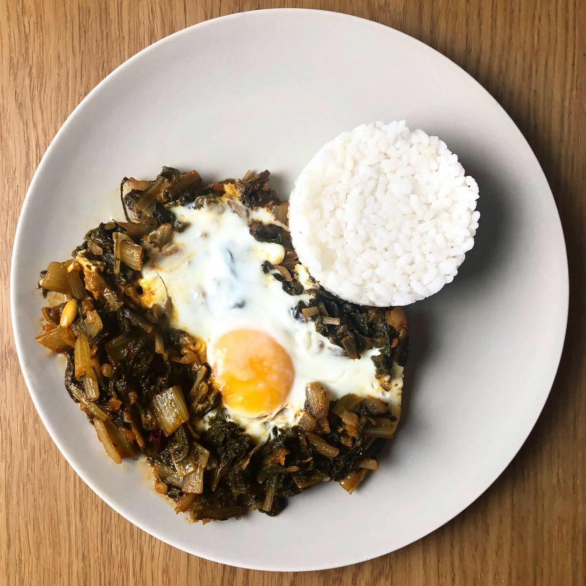 acelgas a la sartén con huevo