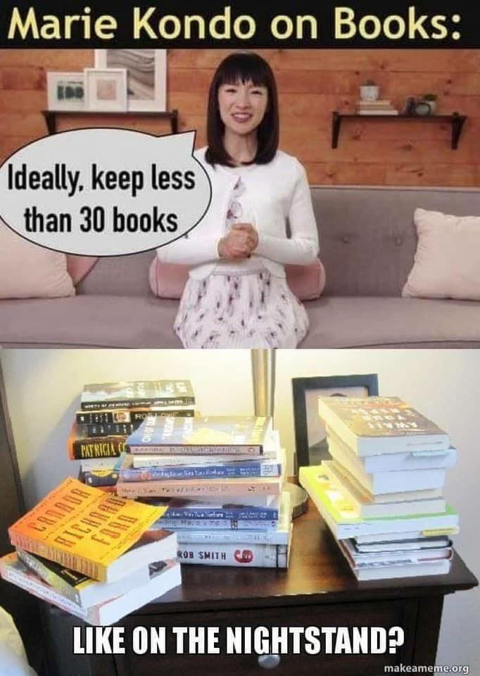 Meme con Marie Kondo sobre el tema acumular libros