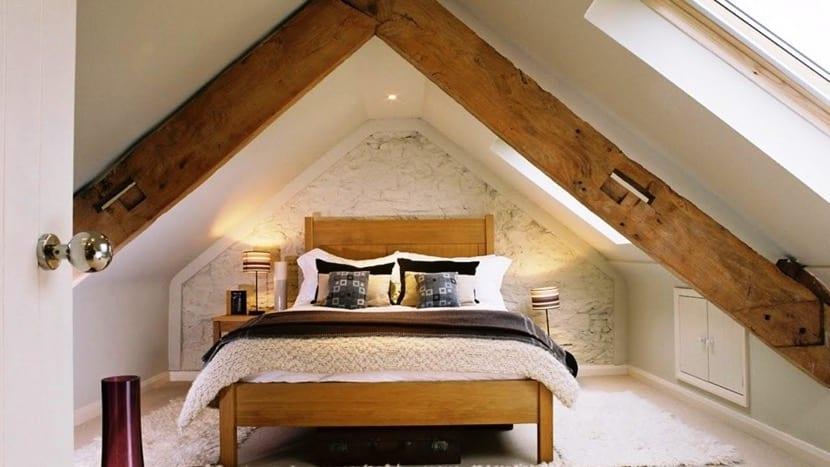 buhardilla con techos bajos dormitorio