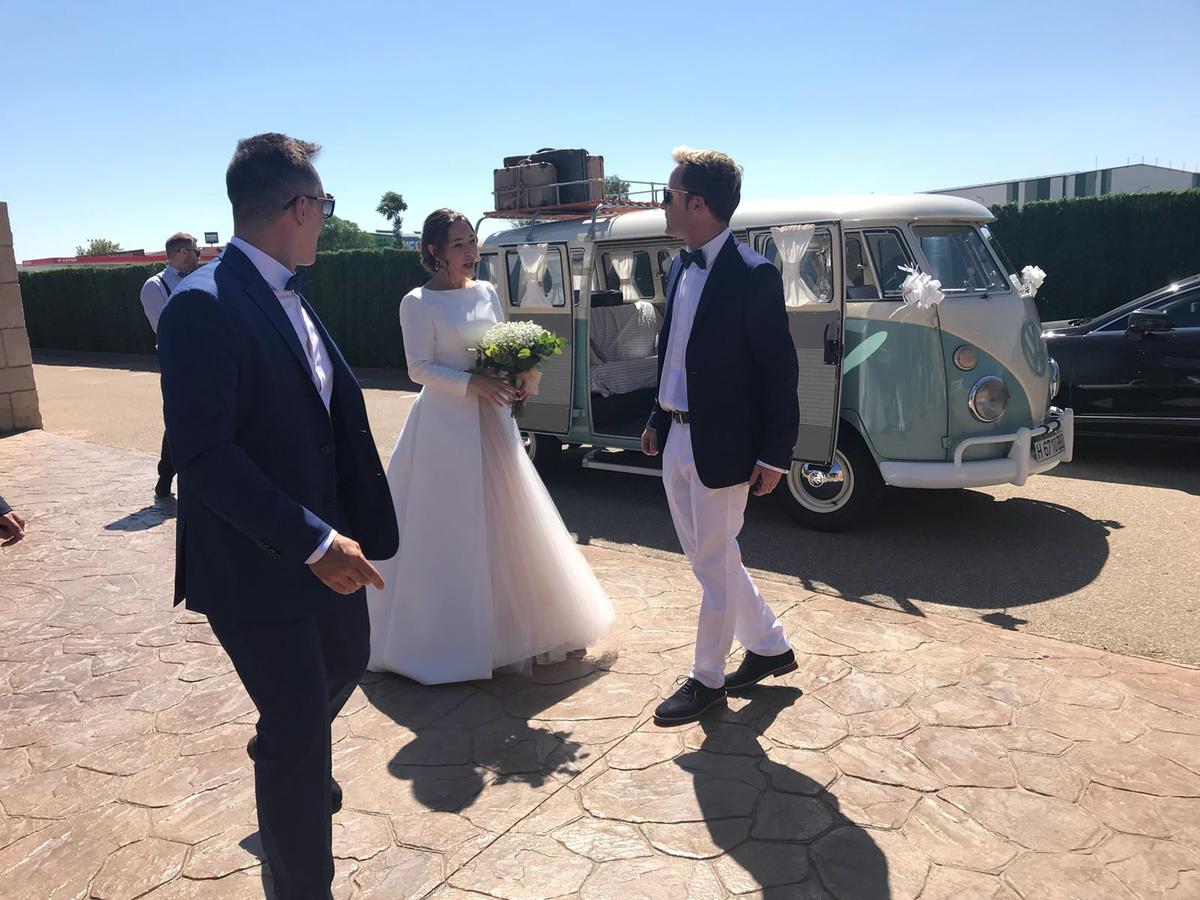Novios en Volkswagen-Boda Soraya y Jorge-Hotel Castillo Bonavia (2)