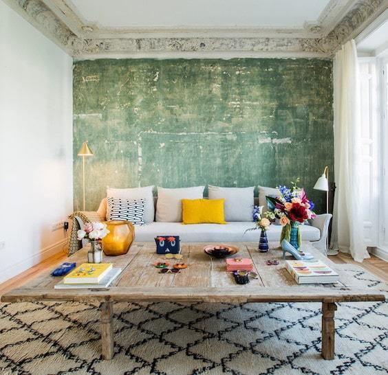 decoralinks | pared verde azul con pintura original restaurada en salon 