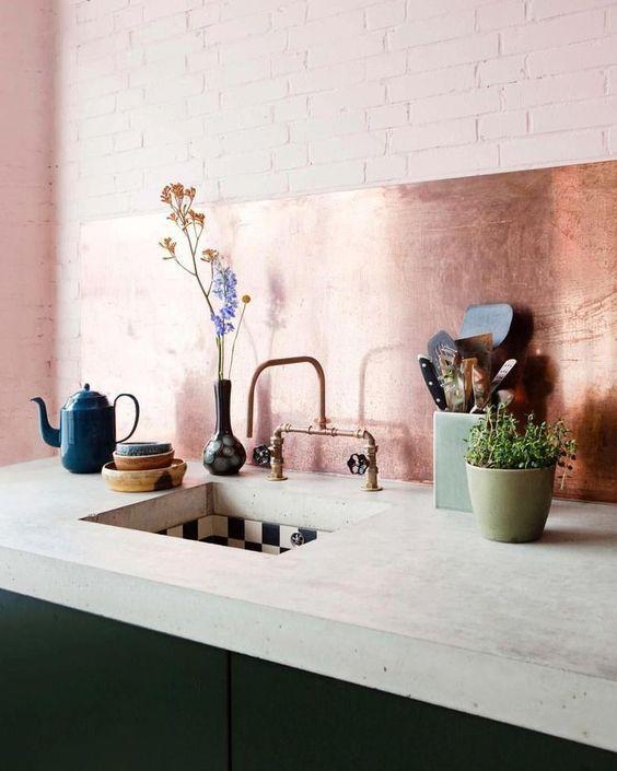 decoralinks | cocina rosa con antepecho de cobre y muebles verde botella