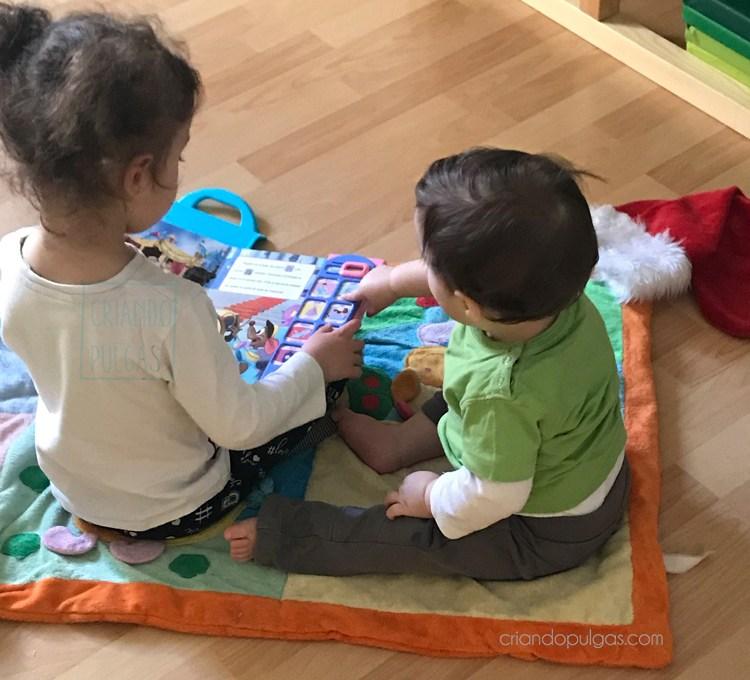 Viendo cuentos juntos