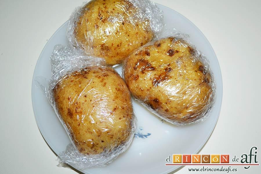 Ensalada de papas con salsa tártara, hacer las papas al microondas