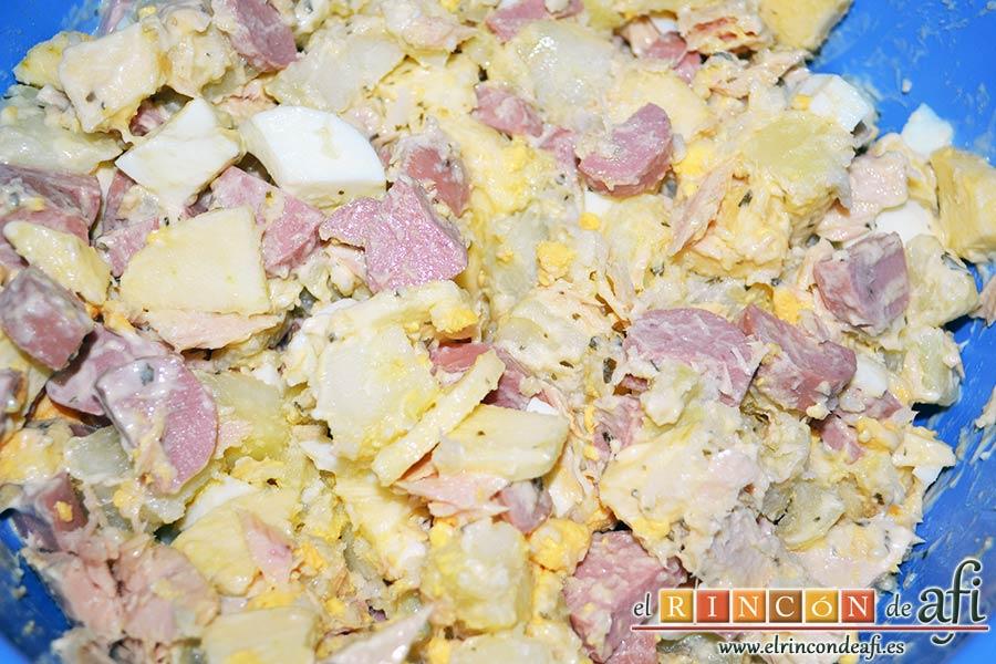 Ensalada de papas con salsa tártara, mezclar bien
