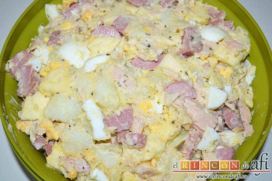 Ensalada de papas con salsa tártara, pasarlo a un cuenco con tapa y refrigerar