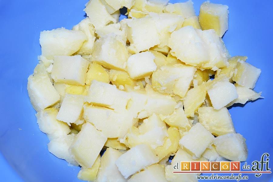 Ensalada de papas con salsa tártara, cuando enfríen pelarlas y cortarlas en trozos de bocado