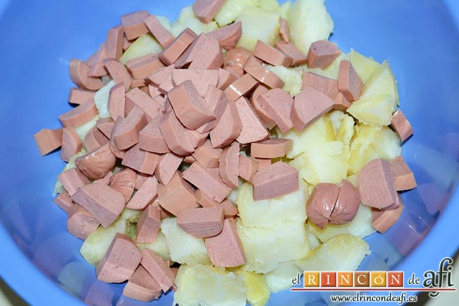 Ensalada de papas con salsa tártara, cortarlas en medias lunas y echarlas al bol con las papas