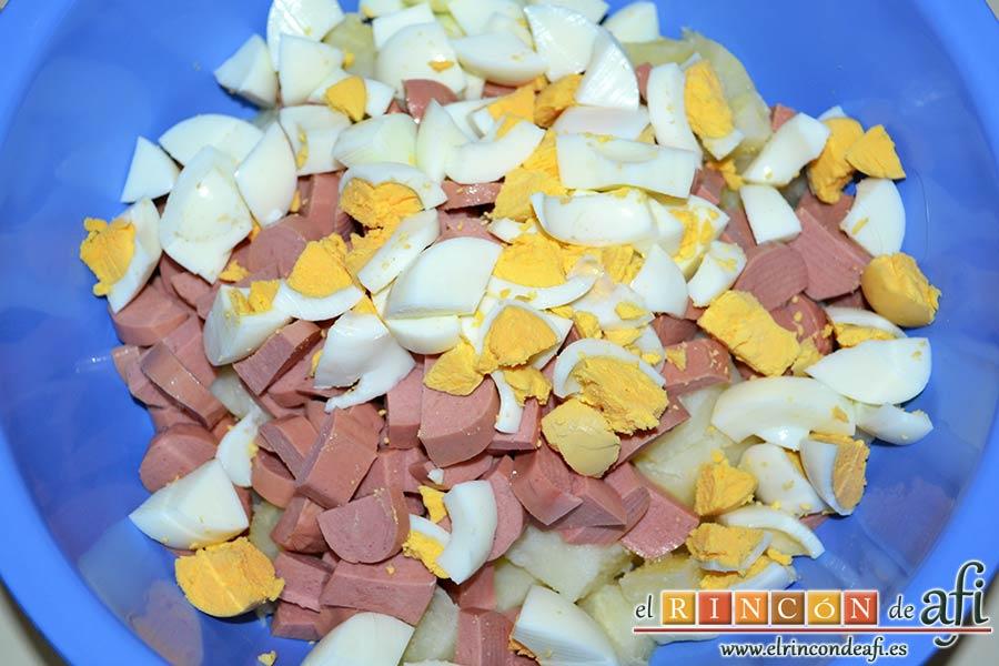 Ensalada de papas con salsa tártara, una vez fríos quitarles la cáscara, trocearlos y añadirlos al bol