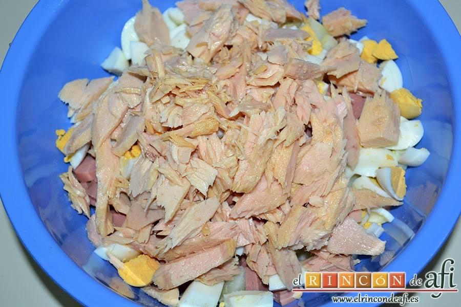 Ensalada de papas con salsa tártara, desmenuzar el bonito y añadirlo al bol