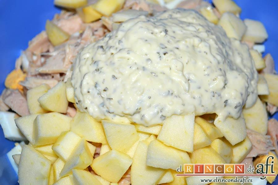 Ensalada de papas con salsa tártara, verter la salsa tártara