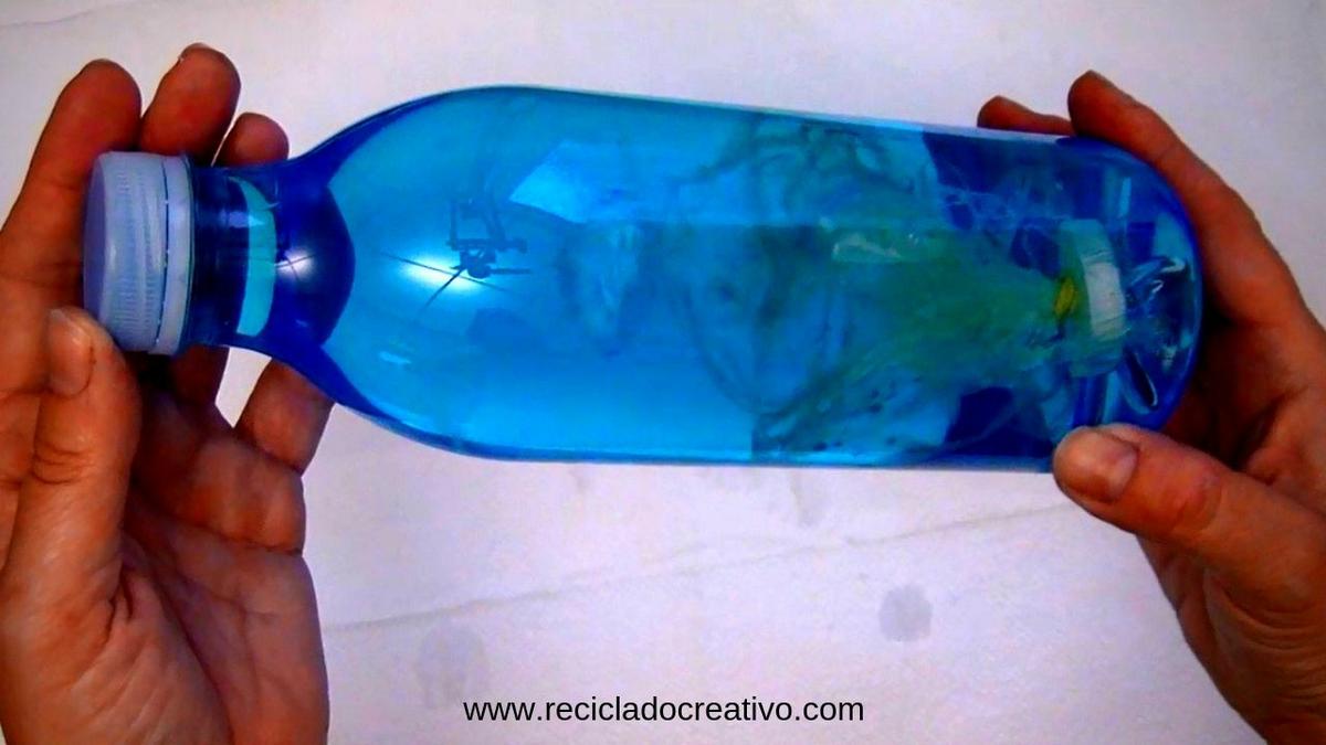 medusas con bolsas, tapones y botellas de plástico