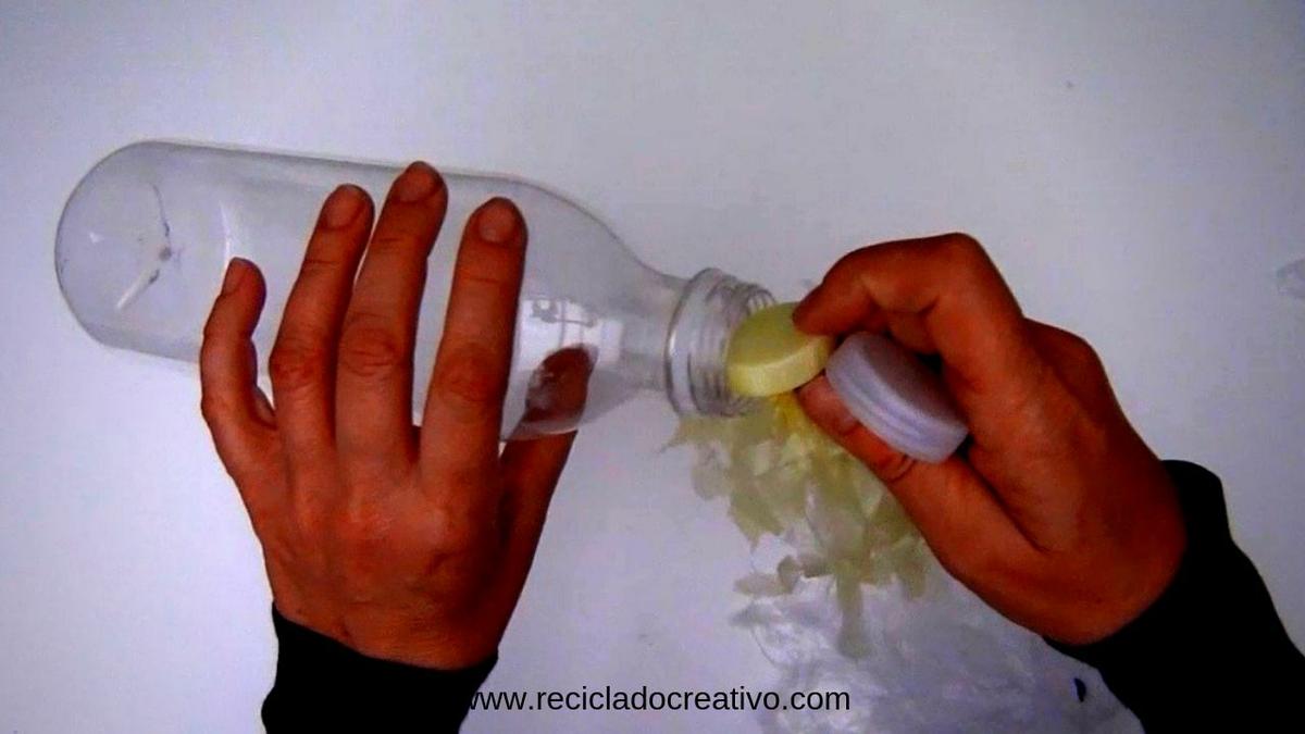 medusas con bolsas, tapones y botellas de plástico