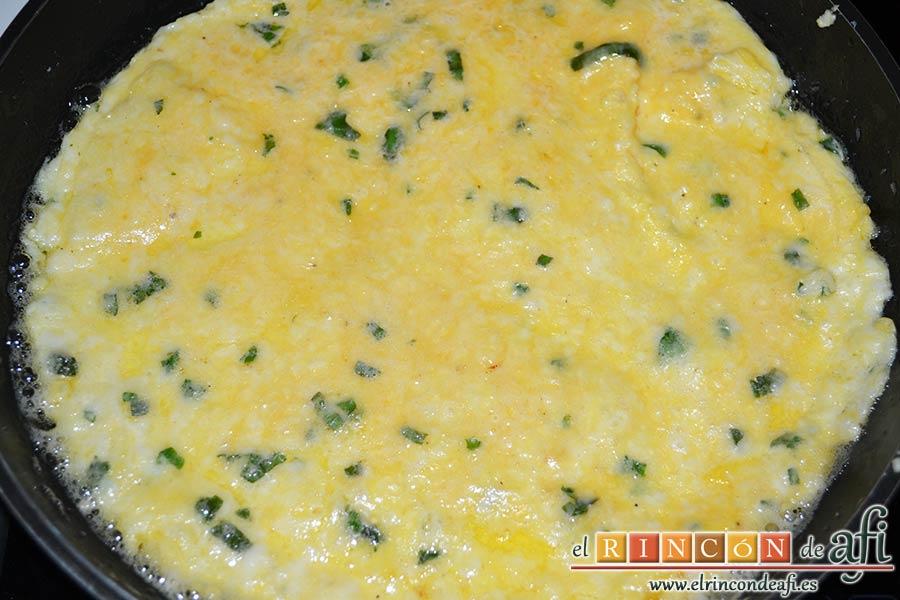 Tortilla de albahaca, comprobar que quede suelta y espumosa