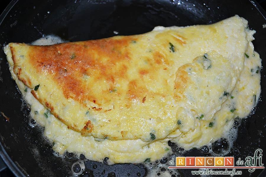 Tortilla de albahaca, doblar la tortilla por la mitad y apagar el fuego