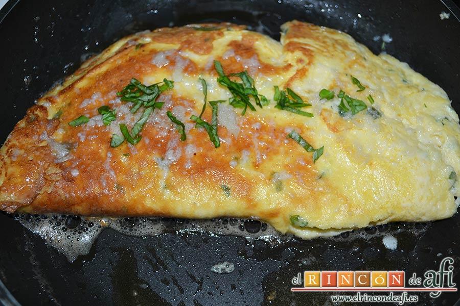 Tortilla de albahaca, espolvorear un poco de albahaca fresca