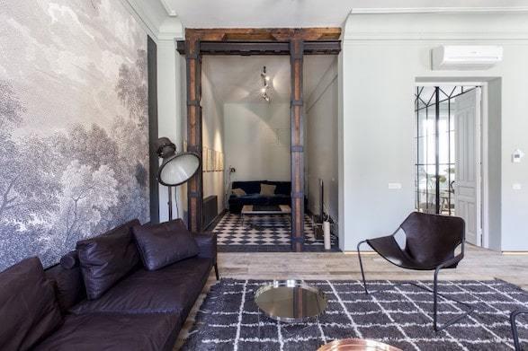 decoralinks | salon estilo masculino con mural en blanco y negro y vigas de madera y hierro