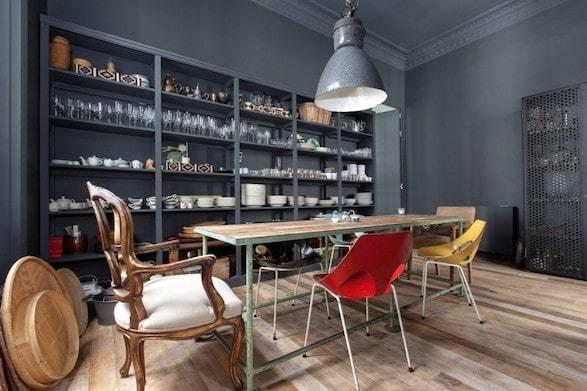 decoralinks | comedor pintado en gris ceniza con mesa recuperada de metal y sillas clasicas y vintage