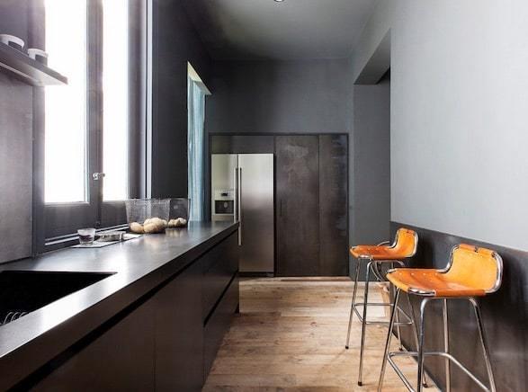 decoralinks | cocina realizada en metal de estilo industrial y taburetes en piel de charlotte perriand