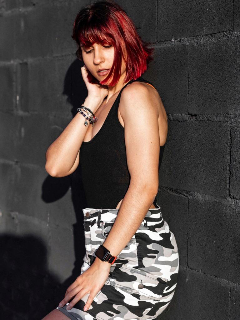 Body negro y falda camuflaje