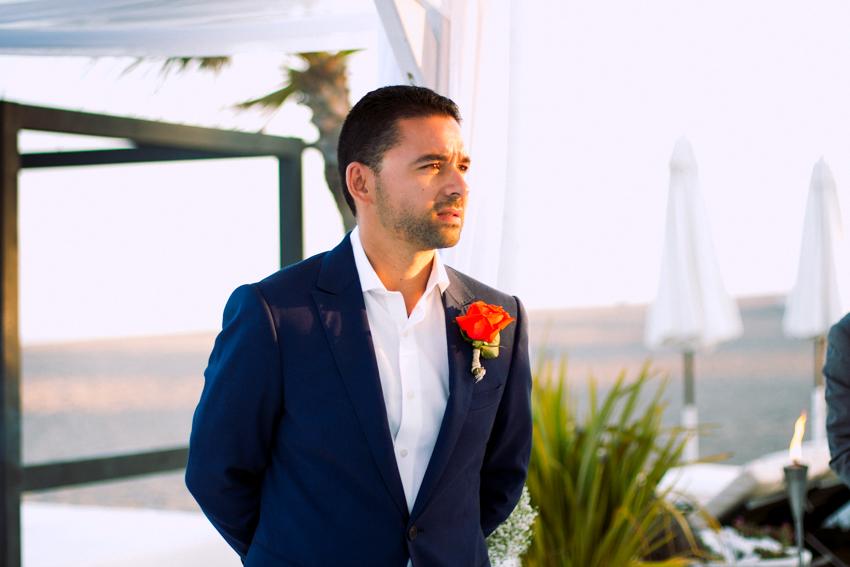 novio esperando la entrada de la esposa