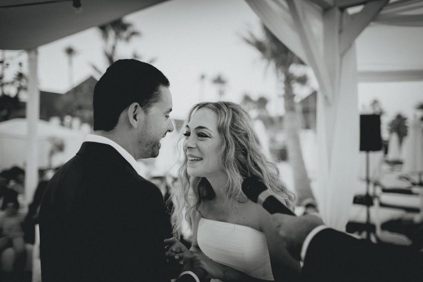 boda civil al aire libre frente de la playa