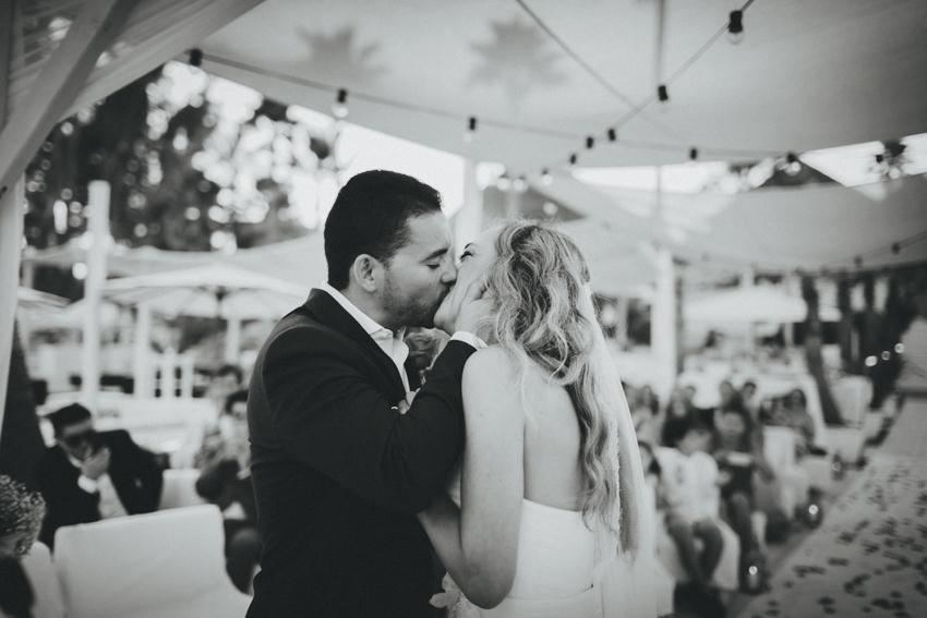 beso de los enamorados después de la ceremonia
