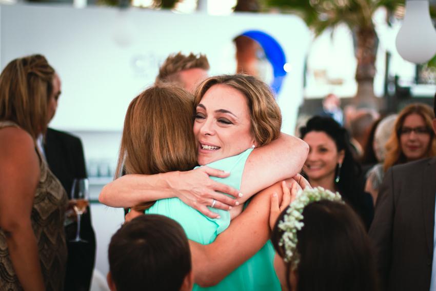 invitado a la boda abrazos