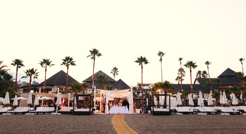 vista desde la playa del altar de boda