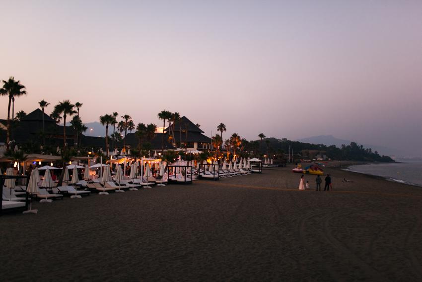atardecer en la playa con los novios