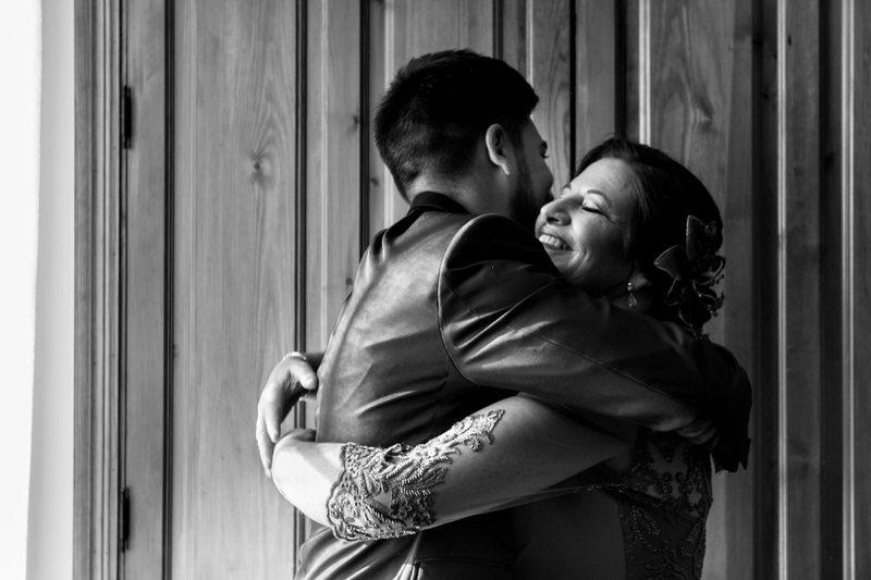 imagen emotiva del novio con su familia