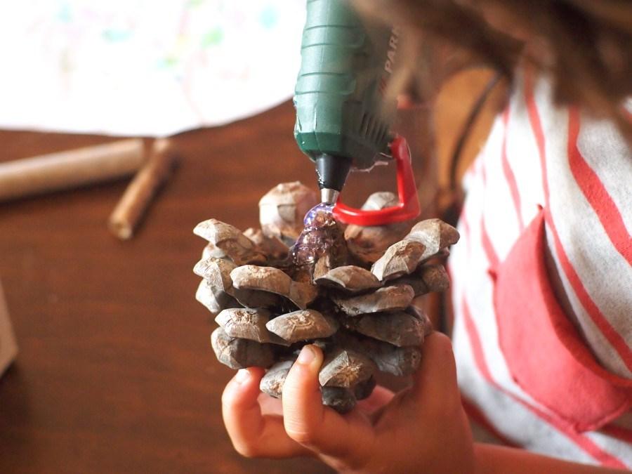 Pegando una piña con la pistola de pegamento