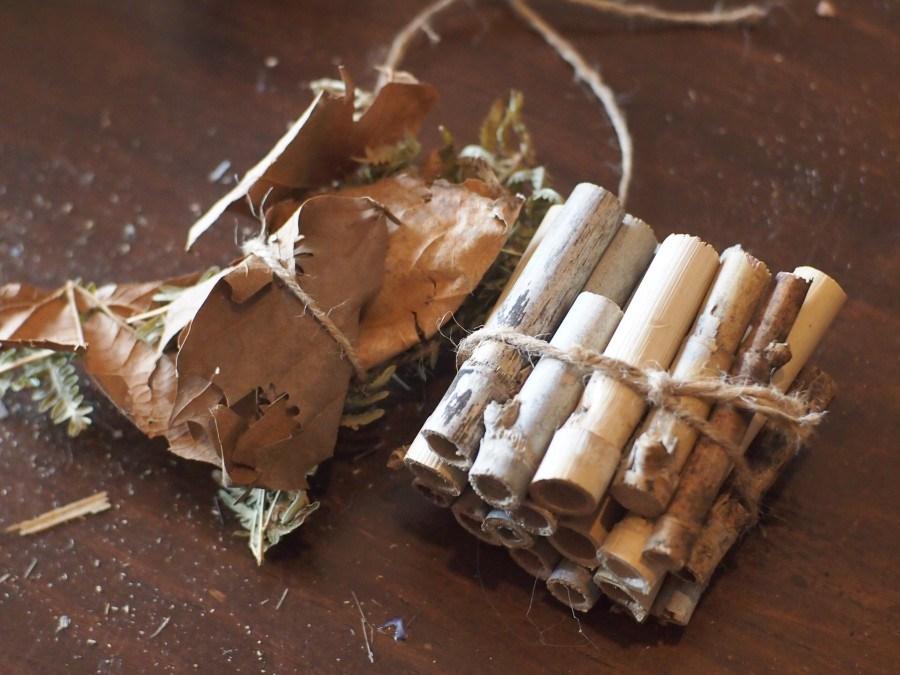Atillos de hojas secas y cañas para el hotel de insectos