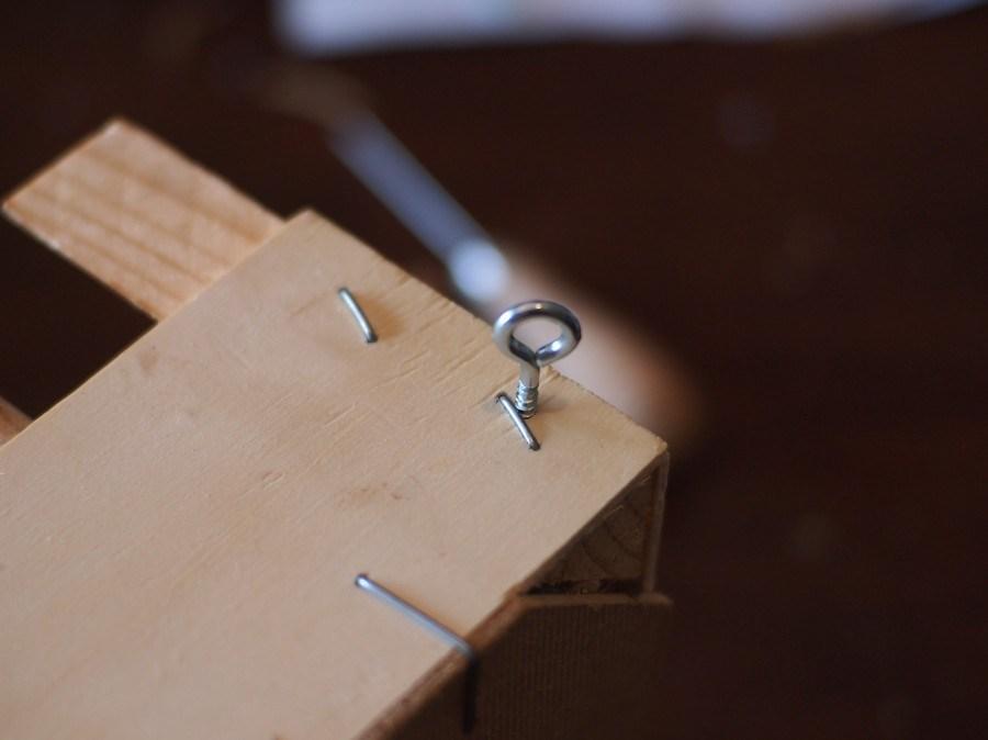 Arandela de metal enroscada en la caja de fruta