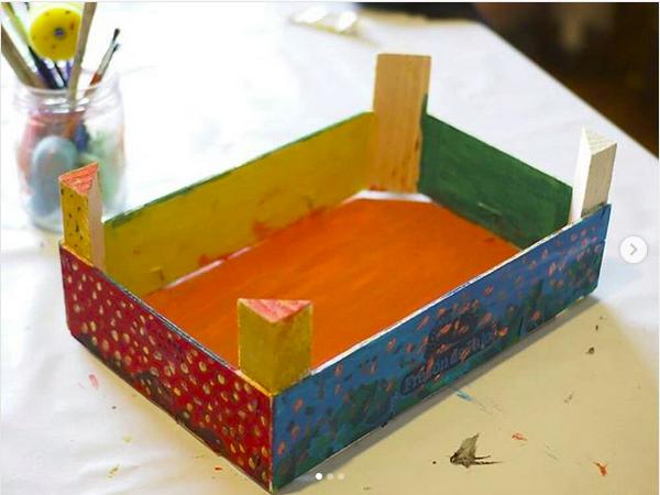 Caja de fresas decorada para alamcenar cosas