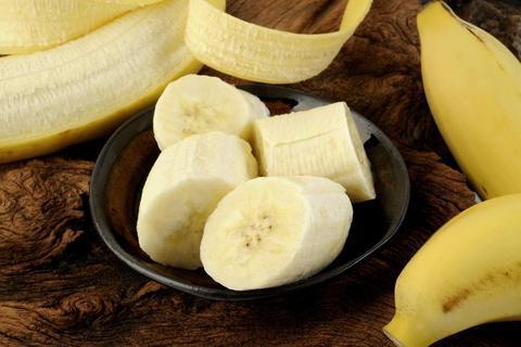 Banana rebanada para usar en una mascarilla facial hidratante