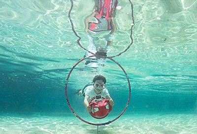 usando un propulsor acuático