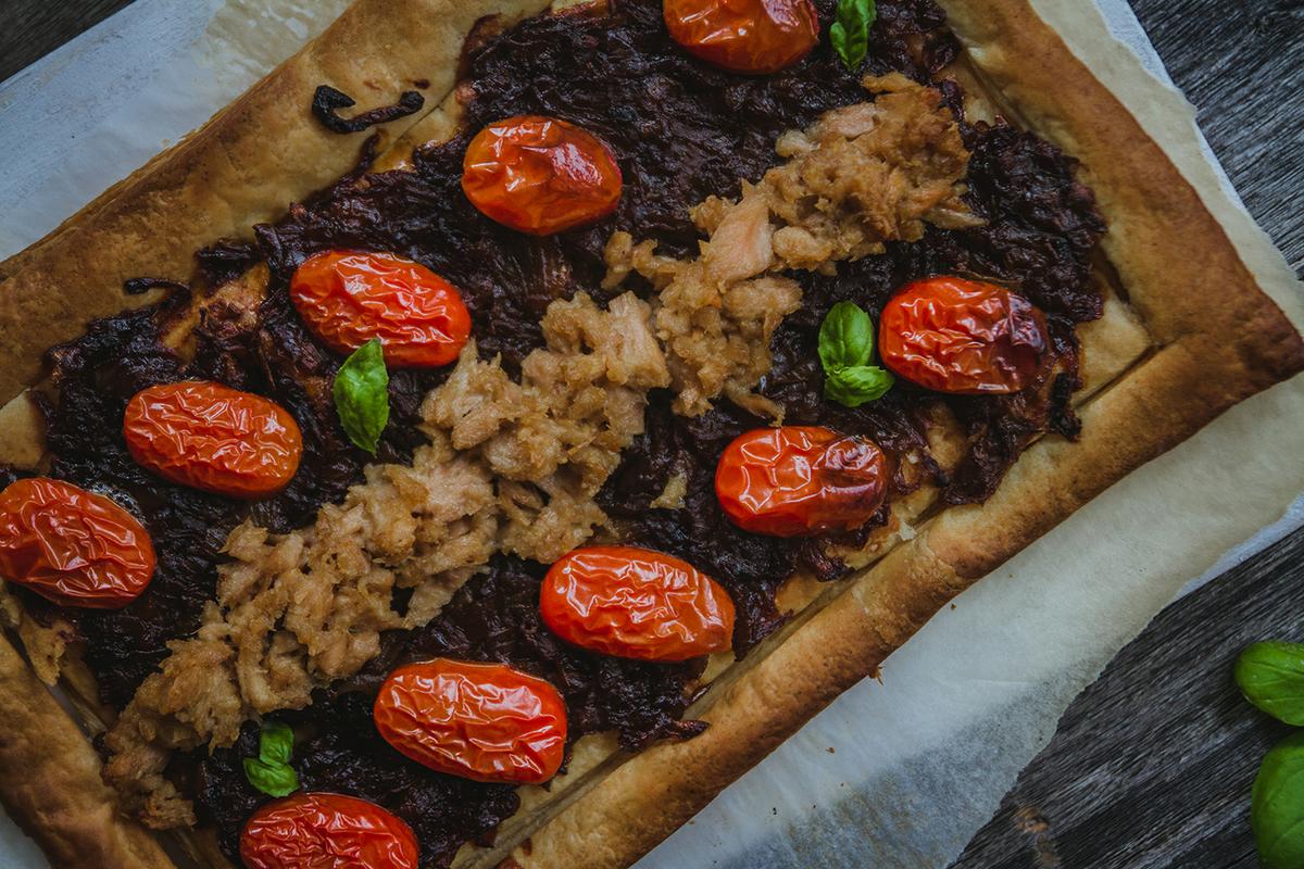 hojaldre con cebolla caramelizada